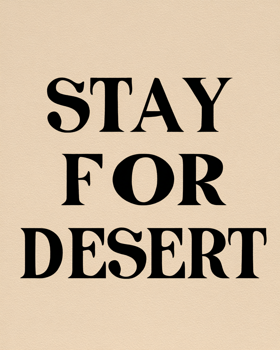 Typografisk poster med kraftig svart seriftext Stay For Desert på sandfärgad bakgrund.