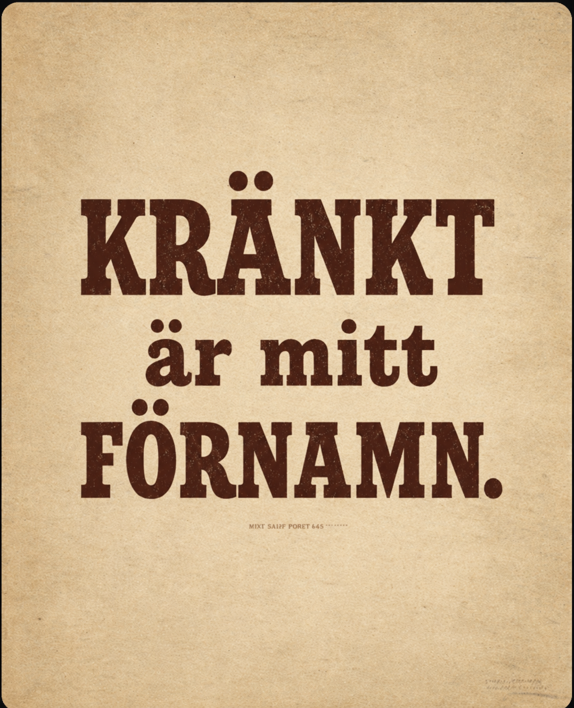 Typografisk poster med texten Kränkt är mitt förnamn i mörkbrun träbokstavsstil på beige bakgrund.